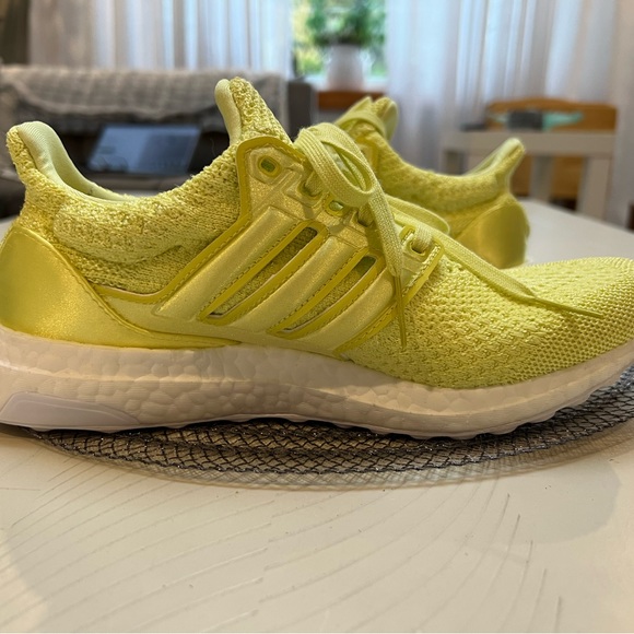 Brand New Women’s Adidas Ultra Boost Neon Yellow 5.0 Sneakers size 6.5 - Picture 2 of 13